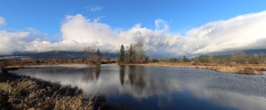 Sakin sonbahar manzarası üzerinde ağır bulutlar