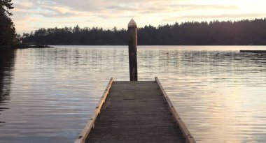 Akşam adanın ahşap limanında