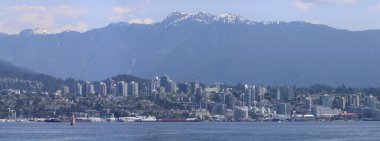 Kuzey Vancouver kıyılarının puslu manzarası