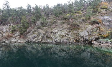 Okyanus kıyısındaki kayalar