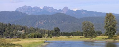 Dağlı ve nehirli Kanada yaz manzarası