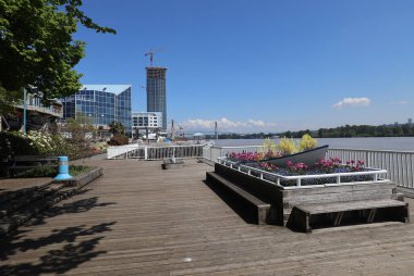 Fraser Nehri kıyısında tahta yaya geçidi.