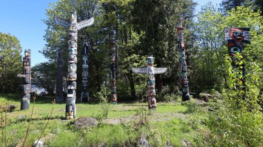 Kanada Kızılderili totemleri Vancouver Kanada Stanley Parkı 'nda