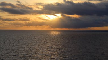 Karanlık sabah bulutlarıyla Karayip gündoğumu