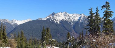 Bahar güneşinde dağ karlı yamaçlar