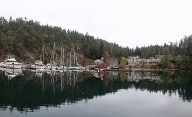 Penders Adası marinasında bulutlu gri bir gün