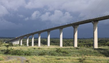 Panama Kanalı üzerinde Puente Atlantico 'ya güney yaklaşımı