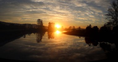 Sabah gün doğumu gölgeler ve sonbahar zıtlıkları