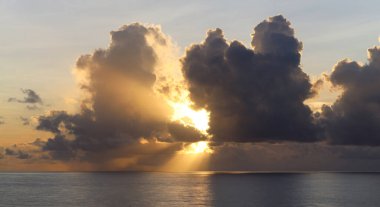 Ufukta güneş varken Karayip bulutlu sabahı