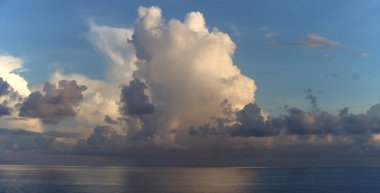Karayip Denizi 'nin tropik kümülüs bulutları