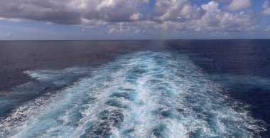 Yelkenli yolcu gemisinin arkasına bak