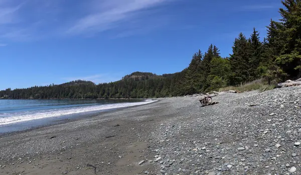 Huzurlu Pender Adası 'nın taşlı plajları