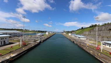 Gatun Gölü 'nden Panama Kanalı kilitleri açılıyor.