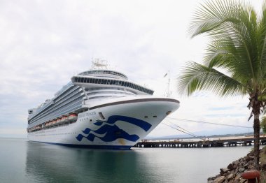 Limon Kosta Rika 'ya demir atmış bir yolcu gemisi.