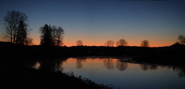 Sakin bir sabah, yükselen güneşin mor gökyüzü.