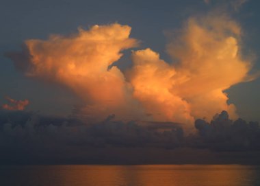 Tropik gündoğumu sırasında bulutların renkleri