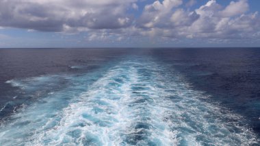 Yelkenli yolcu gemisinin arkasındaki okyanus perspektifi