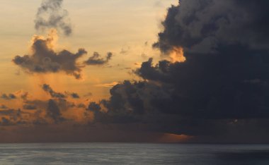 Karayip Denizi 'nin dramatik bulutları