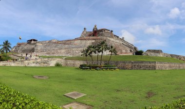 Kartagena 'nın büyük tahkimatları düşmanlara karşı korunuyor.