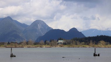 British Columbia Şelalelerinin Dağ Manzarası