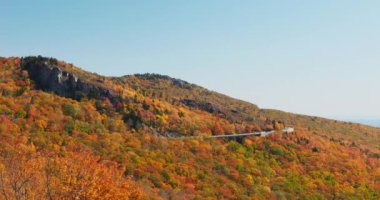 Blue Ridge Parkway Sonbahar Dağları. Dağlardan geçen renkli ağaçlar ve arabalarla. Yüksek kaliteli 5.7K görüntü, REC709 ACES