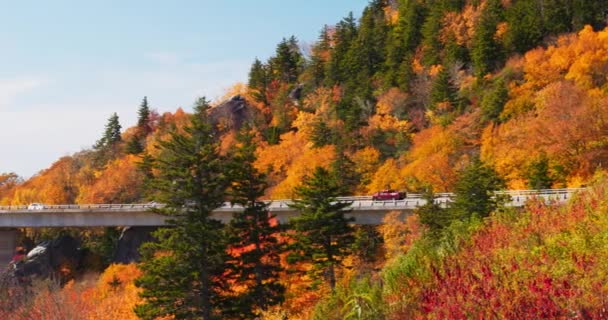 Πολύχρωμο Φθινόπωρο Φθινόπωρο Ορεινά Δέντρα Αυτοκίνητα Οδήγηση Blue Ridge Parkway — Αρχείο Βίντεο