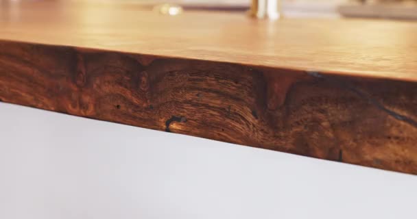 Close Dolly Shot Edge Wooden Countertop Table Epoxy High Quality — Vídeo de Stock
