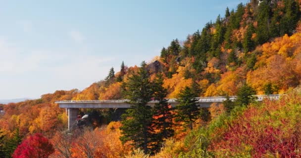 Colorful Fall Autumn Mountains Trees Cars Driving Elevated Road Blue — Vídeo de stock