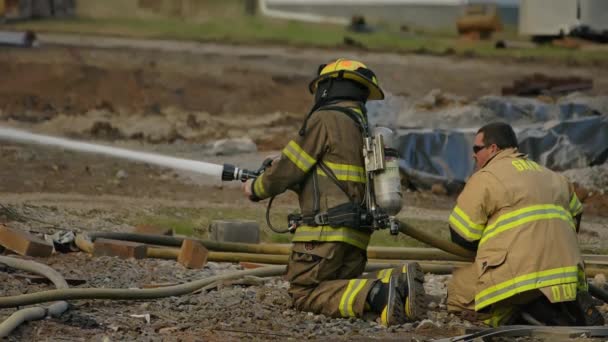 消防士は消防ホースで大きな火を出す スローモーションビデオ映像 高品質のフルHd映像 スローモーション — ストック動画