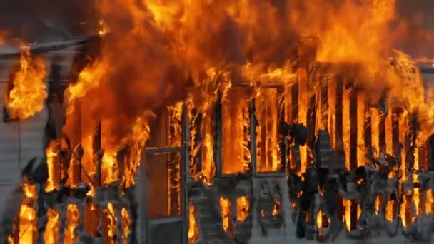 Rumah Kecil Ditelan Api Dengan Api Besar Rekaman Gerakan Lambat — Stok Video