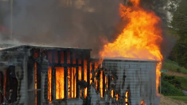 Large House Fire Burning Slow Motion Trailer Home Ablaze Large — Vídeo de stock