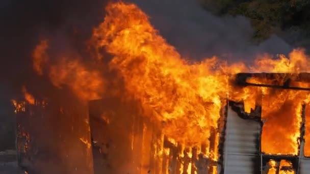 密集的房屋大火烧毁了一辆拖车的家 直到什么都没有了 近距离的慢镜头 巨大的火焰吞没了一座小建筑物 高质量的Fullhd视频 慢动作 — 图库视频影像