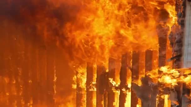慢动作的火焰吞没了一座小建筑物 房子的墙壁被大火烧毁了 慢镜头 高质量的Fullhd视频 慢动作 — 图库视频影像