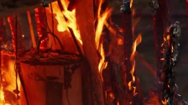 Büyük bir ateşle sarılmış küçük bir ev. Büyük alevlerin görüntüsü. Karavandan çıkan yangın ve duman. Yüksek kalite 4K görüntü. 