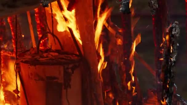 Malý Domek Pohlcený Plameny Velkého Ohně Záběry Velkých Plamenů Přívěsu — Stock video