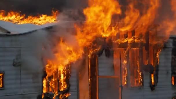 Trailer Home Fire House Engulfed Flames Large Flames Smoke Rising — Vídeo de stock