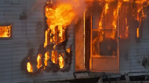 Yanan Bir Karavanın Destansı Görüntüsü Kapıdan Pencerelerden Yükselen Ateş Dumanla — Stok video