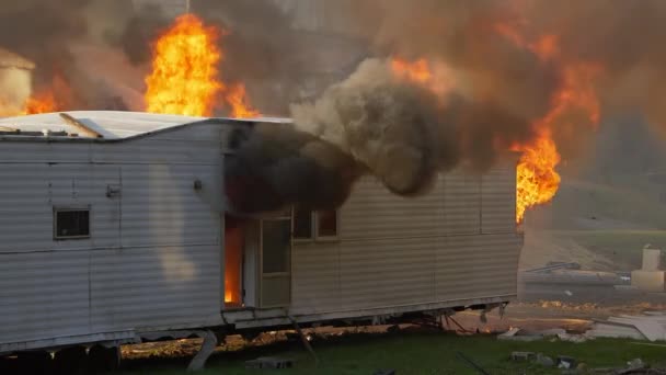 Küçük Bir Binadan Yayılan Geniş Bir Duman Ateş Görüntüsü Yanan — Stok video