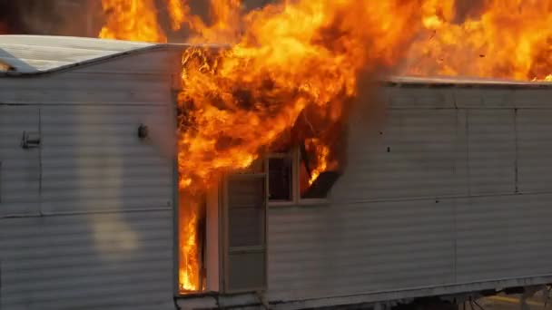 건물에서 나오는 커다란 불길을 세밀하게 찍었다 불이난 트레일러의 고품질 — 비디오