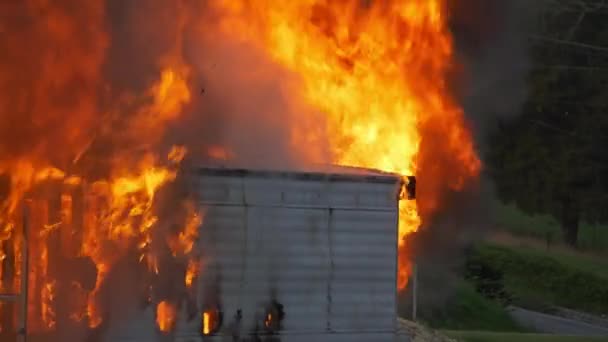 Yanan Bir Karavanın Yakın Çekimi Pencereden Yükselen Ateş Dumanla Kaplanmış — Stok video