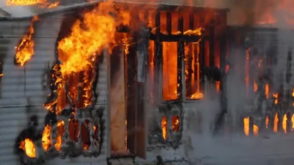 Horké Plameny Stoupají Jak Malá Budova Zničena Velkým Ohněm Zpomalené — Stock video