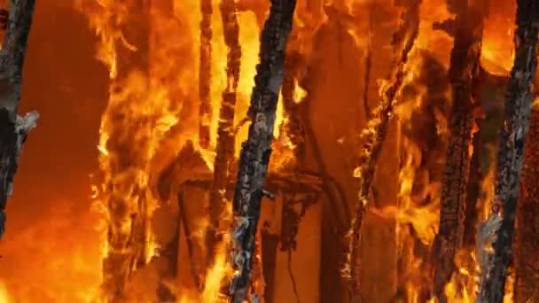 Оранжевое Пламя Охватило Небольшое Здание Стена Дома Сгорела Большого Пожара — стоковое видео