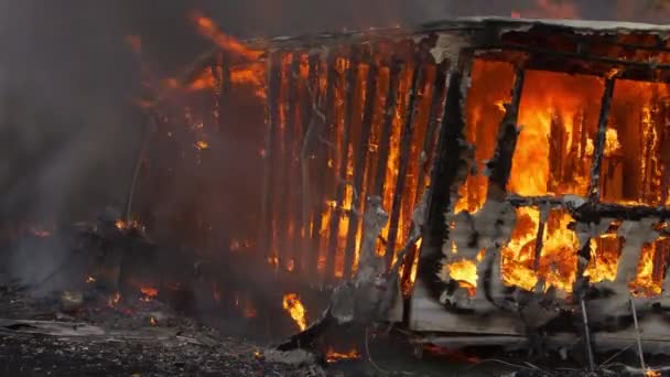 Yoğun Yangını Hiçbir Şey Kalmayana Kadar Bir Karavanı Yakar Küçük — Stok video