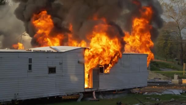 Wide Shot Smoke Fire Billowing Trailer Home Fire Real Footage — 图库视频影像
