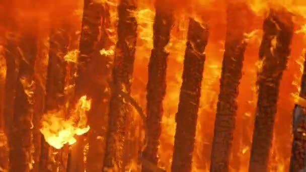 Близький Постріл Дерев Яних Стовпів Призводить Полум Під Час Пожежі — стокове відео