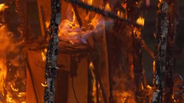 화재는 온수기에서 불길인 파란색 주황색 불꽃으로 타오르고 건물에 화재가 고품질 — 비디오