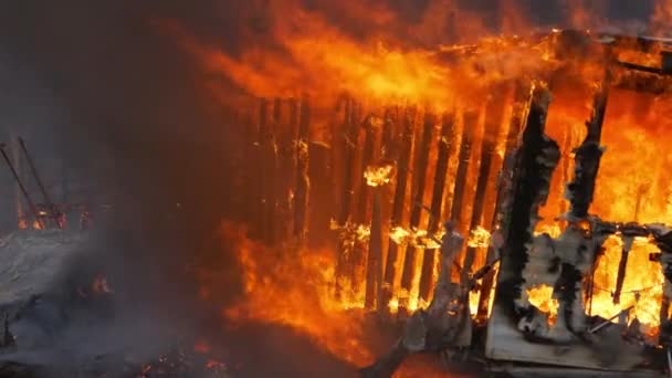 Эмберы Пепел Покрывают Землю Окружающую Небольшой Дом Который Полностью Охвачен — стоковое видео