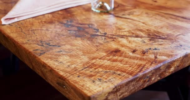Zamknij Wysokiej Klasy Drewniany Stół Piękny Szczegółowy Drewniany Stół Restauracyjny — Wideo stockowe