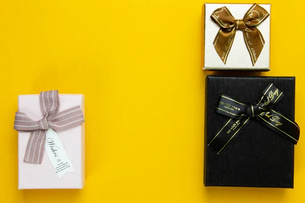 Eine Draufsicht Auf Drei Geschenkboxen Auf Gelbem Hintergrund Konzepte Für — Stockfoto