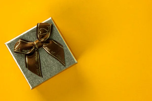 Eine Goldene Geschenkschachtel Mit Schleifen Draufsicht Auf Gelbem Hintergrund Gelbe — Stockfoto